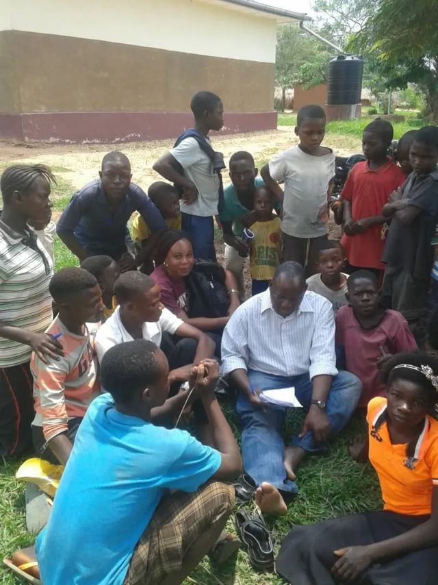 Prof. Kalambayi Banza en entretien avec des adolescents, RDC